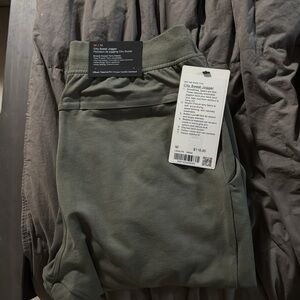 Lululemon Women’s Green Jogger Pants NWT